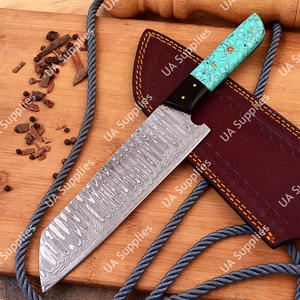 Couteau de chef Santoku léger en acier Damas à lame pleine, fait main, ambidextre, avec manche ergonomique en bois et époxy, finition brossée - Product Image 6