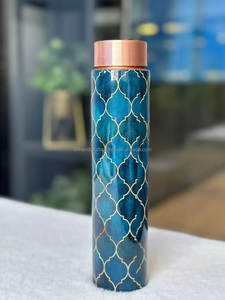 Botella de agua de cobre puro con diseño floral y tapa de cobre, portátil para viajes, con propiedades ayurvédicas y beneficios para la salud. - Product Image 2