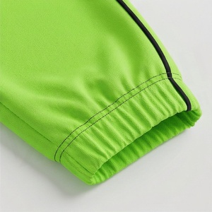 Conjunto Deportivo de 2 Piezas para Mujer, Camiseta Verde de Manga Corta con Estampado y Pantalones con Franja Lateral, Tejido Transpirable de Poliéster - Product Image 6