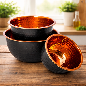 Bol en cuivre martelé artisanal classique avec extérieur noir thermolaqué, bol décoratif et de service pour les fêtes, origine Inde - Product Image 4