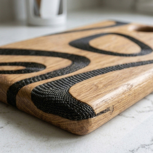 Planche à découper artisanale en bois de chêne avec des lignes tourbillonnantes noires texturées et audacieuses, trou de suspension supérieur, design artistique pour couper les légumes - Product Image 4