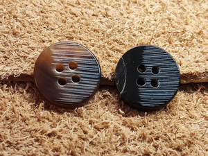 Suéter Cárdigan de Punto para Mujer, Marca Mosen, Hecho a Mano con Cuerno de Búfalo Ecológico, Borde Fino, Diseño de Dos Ojos, Color Negro y Blanco - Product Image 2