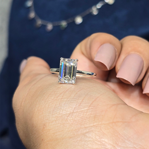 Anillo Solitario de Diamante Cultivado en Laboratorio con Corte Esmeralda de 3.00 CT en Oro |   Joyería de Compromiso Certificada por IGI - Product Image 4