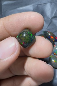 Opale d'Éthiopie noire naturelle, cabochon, multi-feu, pierre précieuse lisse et non montée, octobre - Product Image 1