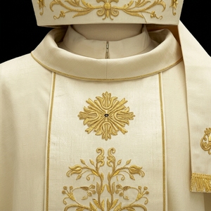 Chasuble Liturgique Crème avec Broderie Dorée, Vêtement Sacerdotal Catholique, Tenue de Culte Premium pour Cérémonies Religieuses - Product Image 3