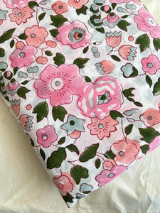 Tissu en coton imprimé à la main à motifs floraux roses, écologique, blanc, Jaipur Sanganeri, tissu indien pour la confection de robes pour garçons, vendu au mètre - Product Image 2