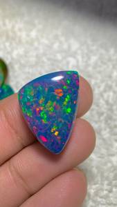 Opale australienne naturelle doublette, cabochon taillé en triangle, multi-feu, pierre précieuse lâche polie pour la fabrication de bijoux - Product Image 2
