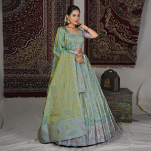 Lehenga Choli de Seda Banarasi con Tejido Tradicional en Toda la Prenda, Blusa Elegante, Dupatta en Contraste Intenso y Borde Festivo Impresionante - Product Image 3