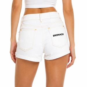 Shorts en jean vintage pour femmes, finition blanche, taille haute, design épuré, cinq poches, style moderne d'été, vêtements décontractés classiques, 100% coton - Product Image 3