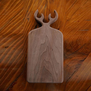 Planche à découper en bois de noyer avec une poignée unique en bois de cerf sculpté à la main, grain naturel riche, idéale pour couper les légumes - Product Image 1