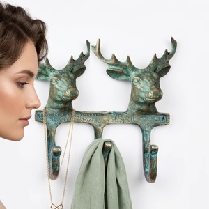 Ensemble de 3 crochets muraux Ba Verdigris en forme de tête de cerf, design animalier vintage en métal pour le rangement des vêtements - Product Image 2
