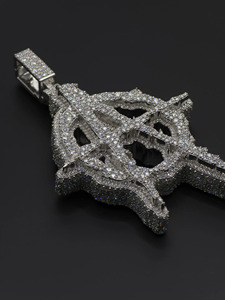 Pendentif Anarchy en Argent 925 Plaqué Rhodium Entièrement Sertie de Moissanite avec Sertissage Bezel, Bijou Personnalisé Style Hip Hop Punk Rock - Product Image 3
