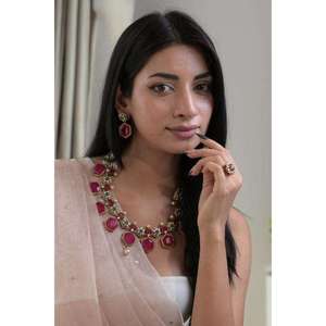 Conjunto de collar y aretes de joyería nupcial Kundan con motivo de corona, piedra preciosa rosa y acabado chapado en oro. - Product Image 3