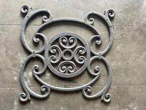 Balustre en fer forgé sur mesure, design élégant à motifs festonnés, élément d'escalier traditionnel, fer forgé décoratif architectural, durable et forgé. - Product Image 2