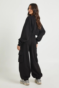 Conjunto de sudadera corta negra y pantalones cargo a rayas para mujer, estilo urbano informal de dos piezas - Product Image 2