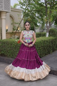 Blusa de Seda y Algodón Bordada Tradicionalmente LAMOUNT, Lehenga Morada, Estilo Indio-Pakistaní, para Bodas, Corte Regular, Largo hasta el Suelo - Product Image 1