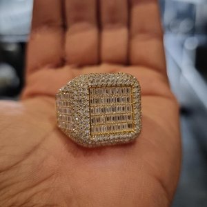 แหวนเพชรโมอิสซาไนต์แบบ Iced Out สุดหรู สไตล์ฮิปฮอปสำหรับผู้ชาย ทรงบาแกตต์ แหวนวิบวับ VVS เครื่องประดับแฟชั่นสุดโดดเด่น แหวนพรีเมียมสั่งทำพิเศษ - Product Image 1