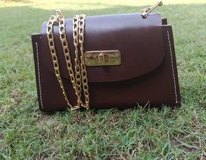 Mini sac à main en cuir véritable bordeaux avec chaîne, fermeture à loquet, poignée unique, sac à la mode pour le quotidien et les voyages - Product Image 2