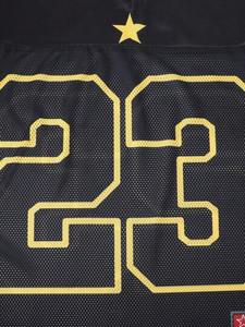 Maillot de football américain streetwear oversize noir en maille respirante à col en V, personnalisable, coupe courte et carrée, sublimé - Product Image 5