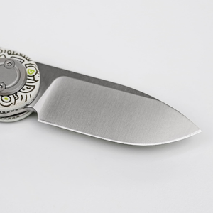Cuchillos Plegables con Diseño Artístico y Hoja de Acero Satinado con Punta en Forma de Gota, Pivote Circular y Empuñadura Decorativa para Uso Diario - Product Image 2