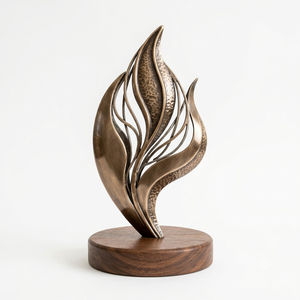 Sculpture de flamme en bronze martelé artisanal, figurine abstraite moderne en métal en forme de feuille, accent de table contemporain avec base en bois - Product Image 5
