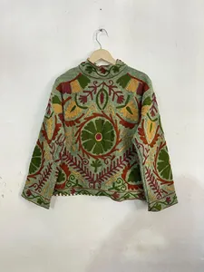 Chaqueta Étnica Bordada Suzani para Mujer, Chaqueta Corta Bohemia Hecha a Mano de Algodón Verde Oliva con Bordado Floral Multicolor - Product Image 5