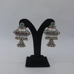 Boucles d'oreilles classiques afghanes à pièces tribales avec grandes plaques circulaires argentées, gravures tribales complexes et pendentifs lourds perlés - Product Image 1