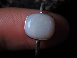 Bague de mariage australienne en opale multi-feu - Argent - Pierre de naissance d'octobre - Opale solide - Taille US 6.5 - Fabrication artisanale classique à griffes - Product Image 3