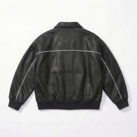 Blouson aviateur en cuir noir et blanc avec passepoil |   Blouson bomber à boutons-pression et passepoil |   Manteau en simili cuir streetwear |   Fabricant OEM personnalisé