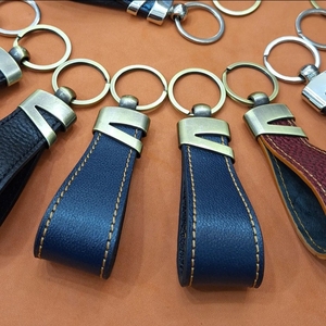Porte-clés en cuir véritable personnalisé avec logo, écologique, durable, avec impression sérigraphique aux couleurs personnalisées, forme ronde pour Thanksgiving - Product Image 5