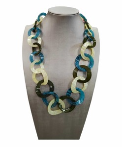 Collar de cuentas florales de resina epoxi hecho a mano NEHA ENTERPRISES, regalo de empresa troquelado, forma personalizada de lujo moderno, moda de tendencia - Product Image 1