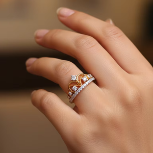 Bague élégante en or avec design couronne et diamant taille ronde pour anniversaire royal et bijoux de mariage - Product Image 1