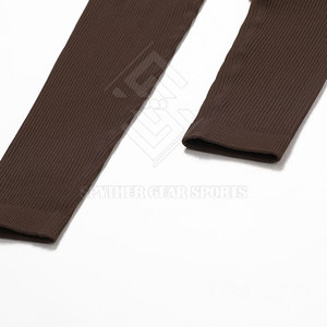 ชุดโยคะสีพื้นแบบมืออาชีพ พร้อมโลโก้ด้านหน้า ผ้าระบายอากาศเป็นมิตรกับสิ่งแวดล้อม ยืดหยุ่นสบาย ชุดออกกำลังกาย 2 ชิ้น - Product Image 6