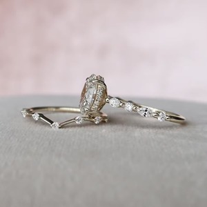 แหวนเพชรเพาะเลี้ยงในห้องปฏิบัติการ 2.15 กะรัต ชุดแหวนหมั้นทองคำขาว 14K พร้อมแหวนแต่งงานโค้งมน แหวนสัญญา แหวนครบรอบ ได้รับการรับรองจาก IGI - Product Image 3