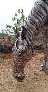 Escultura de caballo de metal (cruzando el prado) para jardín - Product Image 2