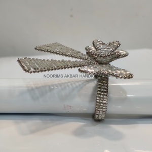 Anillos de Servilleta de Malla Metálica Hechos a Mano con Cuentas Navideñas Brillantes de Diferentes Formas para Decoración de Mesa y Fiestas - Product Image 5