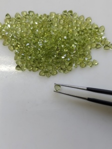 Peridoto Verde Natural de 3 mm, Corte Trillón, la Mejor Calidad, Tamaño Personalizable, Gema Suelta para Joyería - Product Image 3