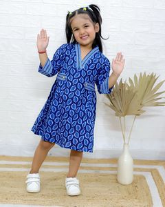 Été Nouveau Robe moderne en soie pour filles à manches courtes, col en V, taille à volants, simple boutonnage, ligne A, impression verte, robe longueur genou - Product Image 2