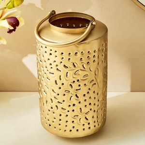 Lanternes marocaines en métal doré avec motifs floraux ajourés et gaufrés pour bougies votives, idéales pour la décoration festive de la maison (vente en gros) - Product Image 5