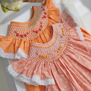 Robe pour bébé fille fabriquée au Vietnam, faite à la main avec des smocks floraux en coton, tenue décontractée douce pour l'anniversaire d'un tout-petit - Product Image 1