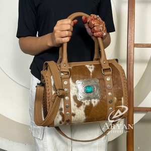 Sac de voyage et sac à main en cuir de vachette Western Hair On avec design clouté de conchos turquoise pour femme, idéal pour les voyages et l'usage quotidien - Product Image 1