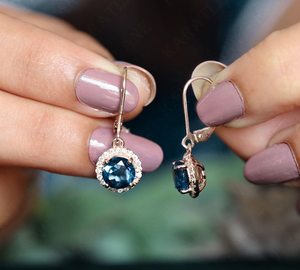 Boucles d'oreilles pendantes en topaze bleue de Londres avec halo de moissanite, en argent sterling 925 plaqué or rose 14 carats, bijoux de fête pour femme - Product Image 3
