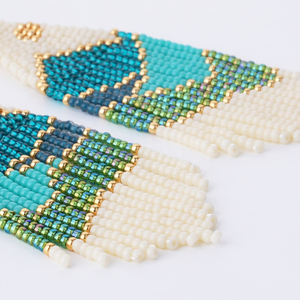 Boucles d'oreilles pendantes artisanales pour femme, motif cactus à pompons, ciel bleu, lune, soleil, rose pastel, perles Miyuki, par MD HANDICRAFTS - Product Image 2