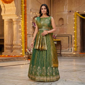 Lehenga Choli de Seda Banarasi, Tejido Tradicional con Motivos Zari, Bordes de Gran Herencia, para Mujeres, Bodas, Fiestas, Diwali, Largo hasta el Suelo - Product Image 4