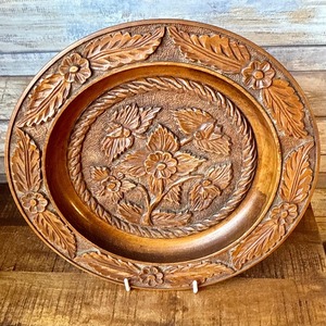 Plateau en bois gravé de style vintage, idéal pour offrir en cadeau, pour l'accueil des invités, la présentation et comme vaisselle décorative élégante - Product Image 1