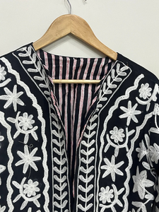 Chaqueta Acolchada de Algodón Negra para Mujer con Bordado Floral Blanco, Ecológica y de Secado Rápido, Estilo Étnico Boho Casual Corta - Product Image 6