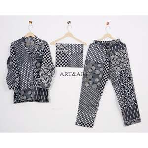 ชุดนอนผ้าฝ้ายอินเดียสีดำสำหรับผู้หญิง งานแฮนด์เมดสุดหรู ลายดอกไม้พิมพ์ลายลำลอง เสื้อชุดนอนงานฝีมือช่างฝีมือ ชุดนอนสำหรับกลางคืน แห้งเร็ว - Product Image 1