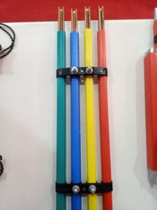 Clips de gestión de cables coloridos con conectores grises para organizar cables - Product Image 4
