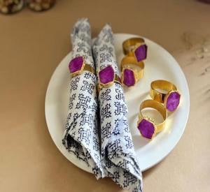 Ronds de serviette en agate violette glamour avec base en métal doré pour la décoration de table - Product Image 3