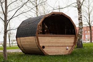 Sauna nordique en bois naturel avec façade multi-facettes, résistant aux intempéries, avec bancs intégrés et porte en verre - Product Image 4